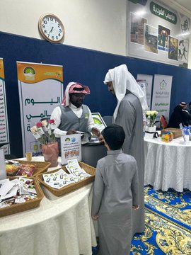 زوار ركن جمعية شمعة أمل بفعاليات اليوم العالمي للإعاقة